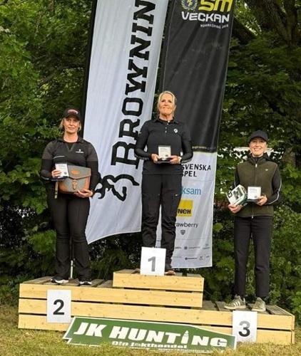 En bild som visar utomhus, klädsel, träd, person

AI-genererat innehåll kan vara felaktigt.