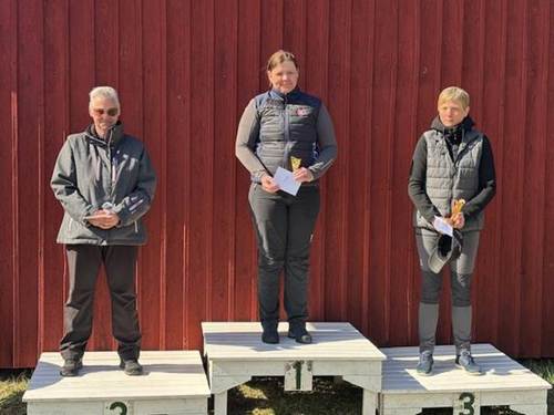 En bild som visar klädsel, person, fotbeklädnader, står

AI-genererat innehåll kan vara felaktigt.